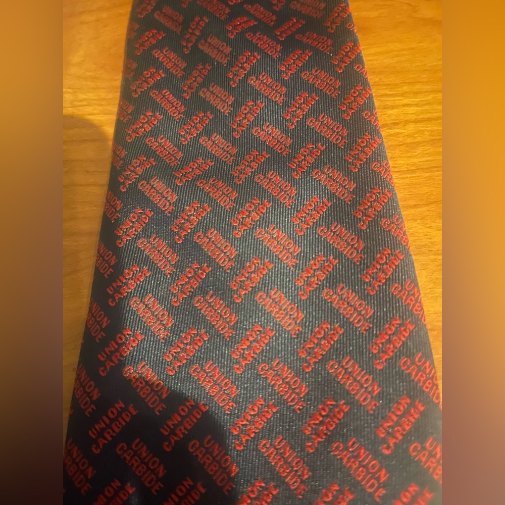 The Hamptons (New York) Blue and Red Patterned Men's Tie